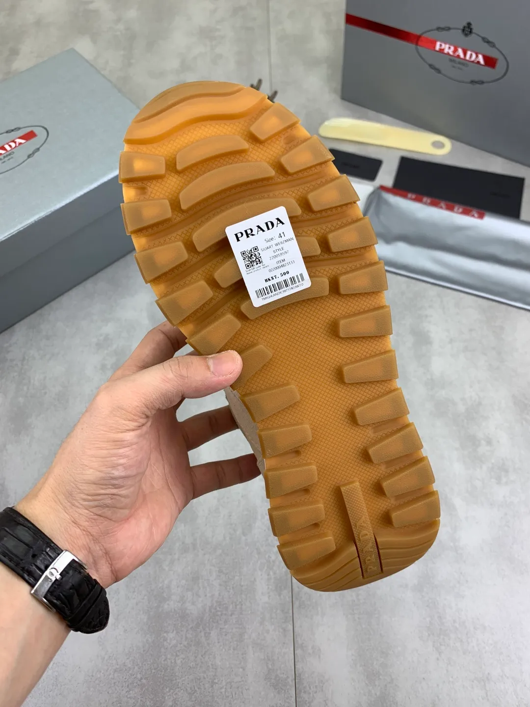 Men's Men's Shoes 💰P560 💰【New Style】 The latest model of high-quality PRADA classic men's shoes has been launched on the official website at a 1:1 replica, synchronized in Hong Kong and on the same catwalk; all made of calfskin➕imported cowhide lining, 🍡🍡original rubber outsole, non-slip and wear-resistant; comfortable on the feet, attractive style, fine workmanship, and simple and neat shoe lasts, highlighting a man's courage and toughness, 👍size 38 to 44 (45 can be customized) black White color🉑️choose